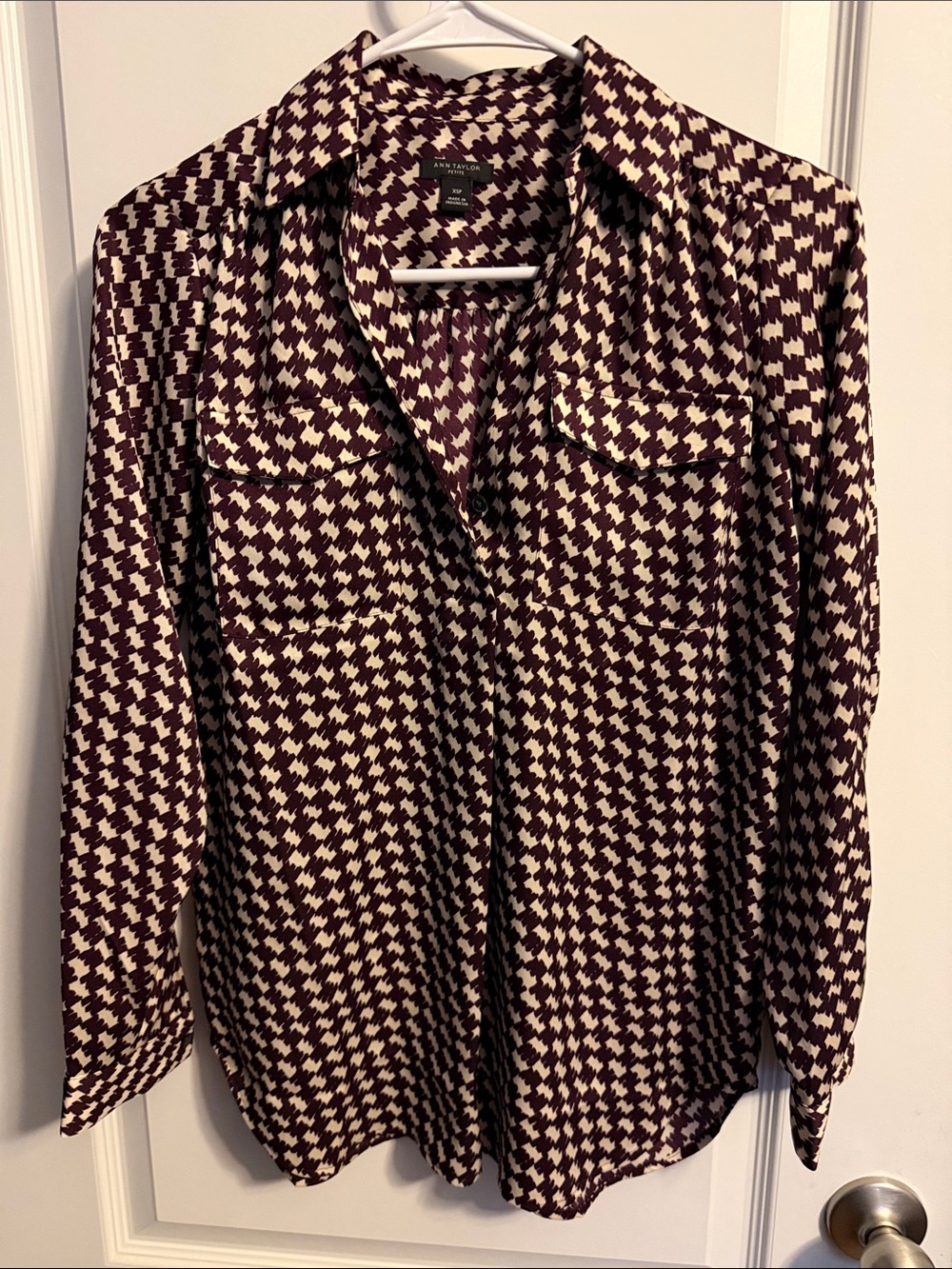 Ann Taylor Long Sleeve Blouse Burgundy Houndstooth Button Front Petite Size XSP